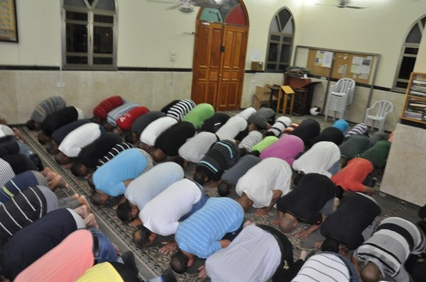 بالفيديو والصور: شعائر صلاتي العشاء والتراويح من مسجد الجبلية في يافا